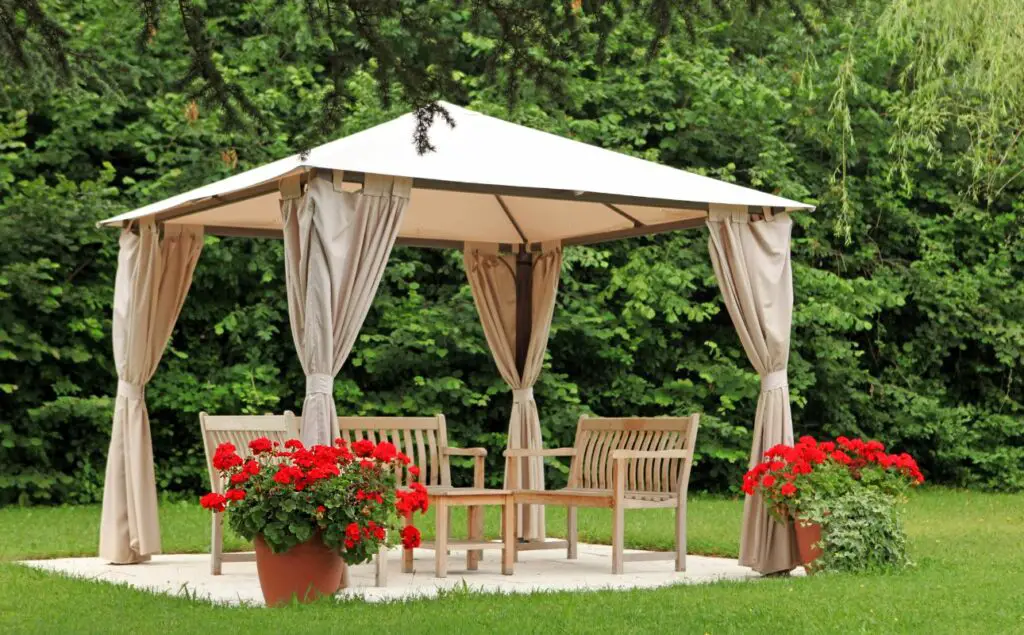 how to keep pergola cover from blowing away